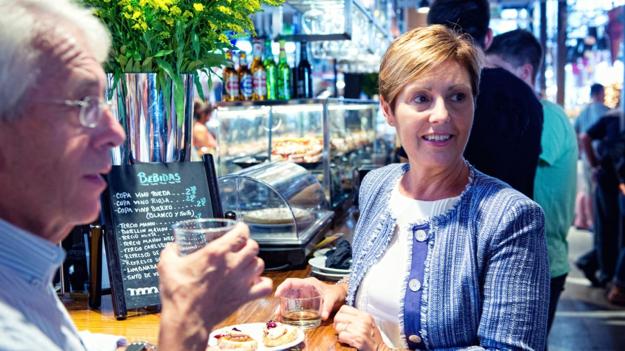 Dos personas tomando unas tapas en un bar
