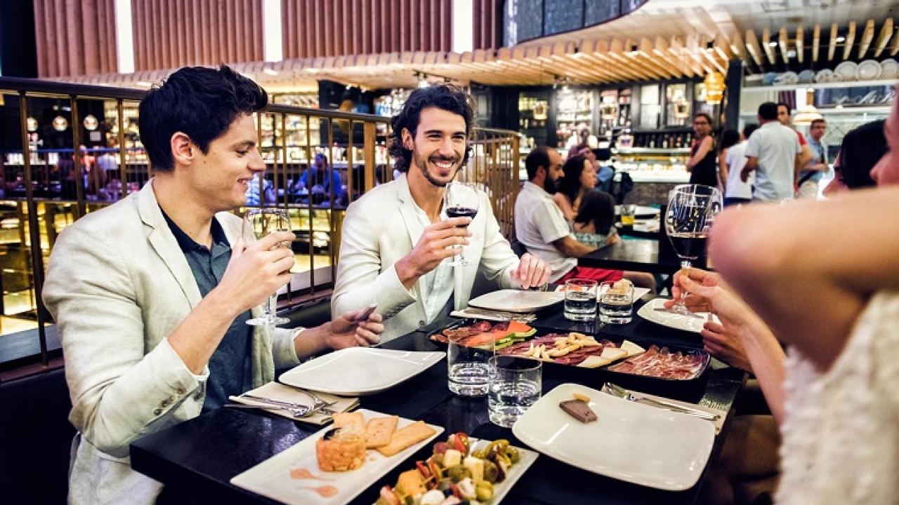 Gente comiendo en el mercado Platea Madrid
