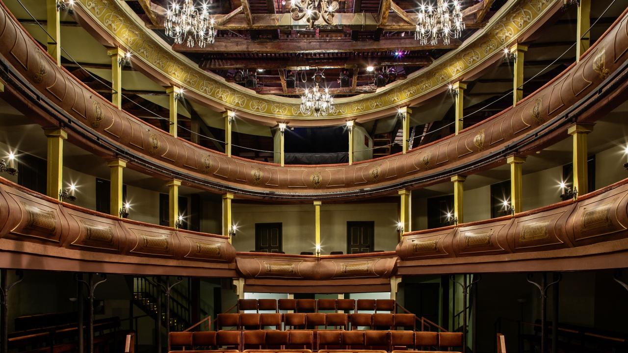 Precioso Corral de Comendias de Alcalá de Henares con la sala vacía