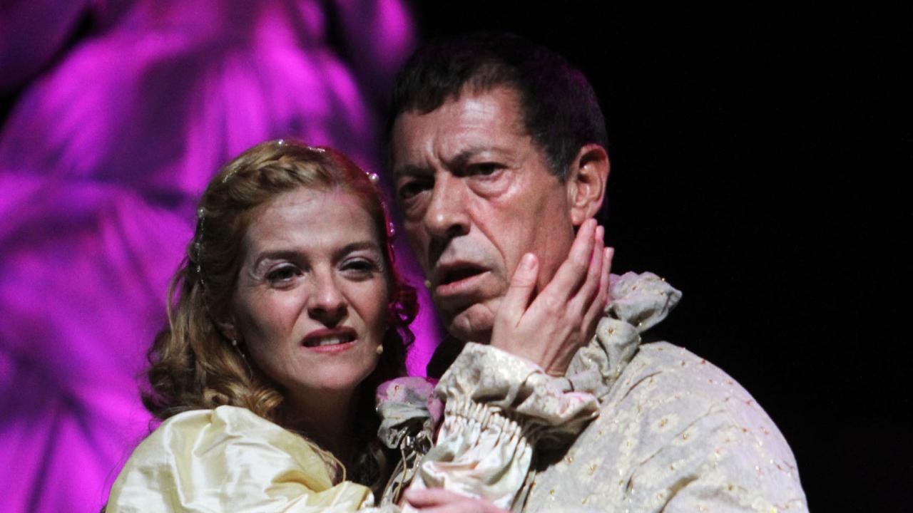 Dos actores representando Don Juan y Doña Inés