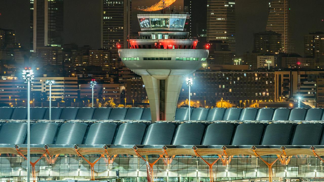 Aeropuerto Madrid-Barajas con skyline al fondo
