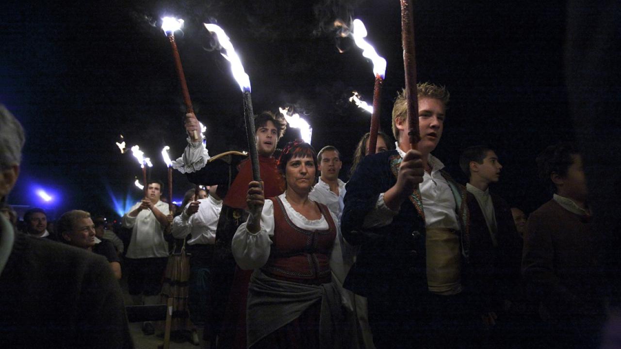 Grupo de arancetanos ataviados de época con antorchas
