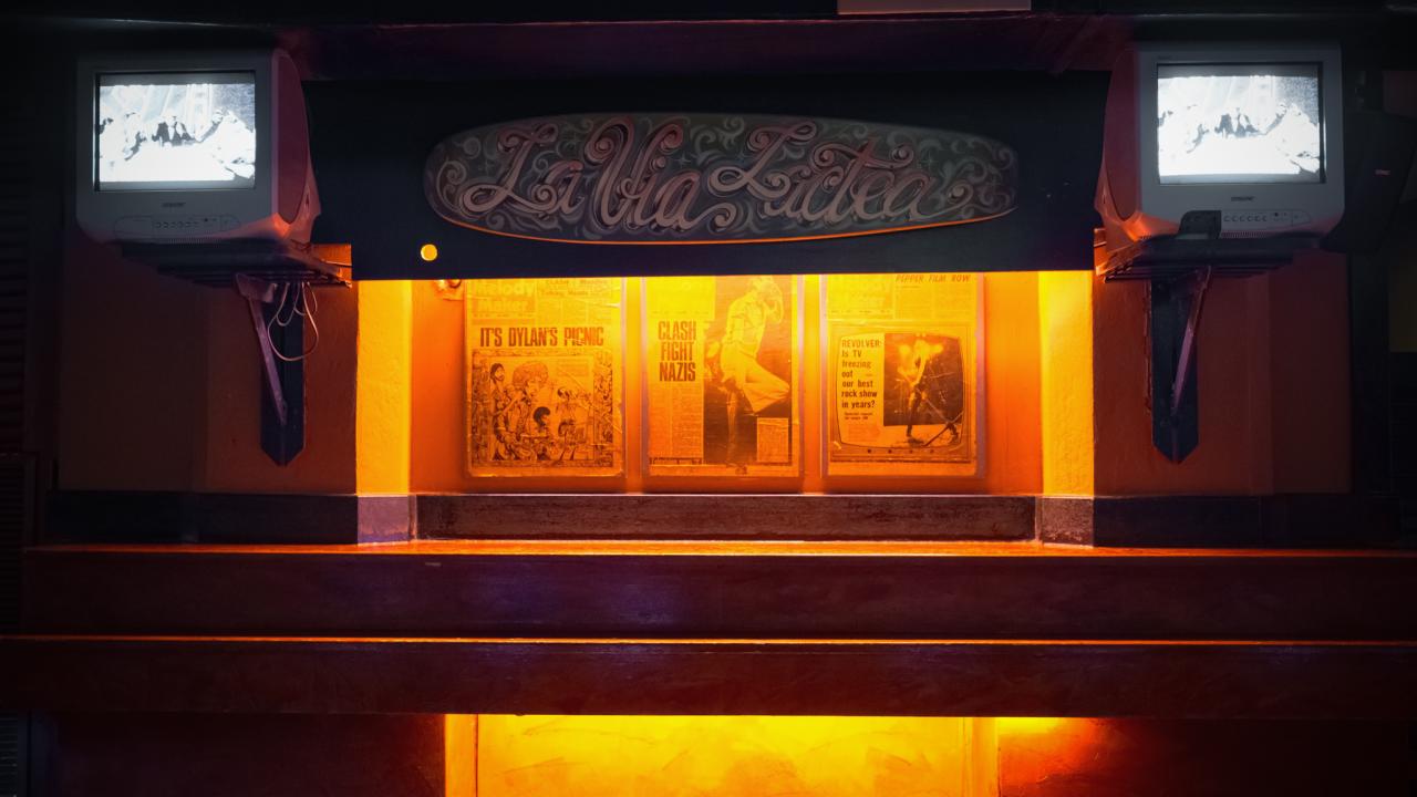 Fondo del conocido pub La Vía Lactea, con estética de los 80.