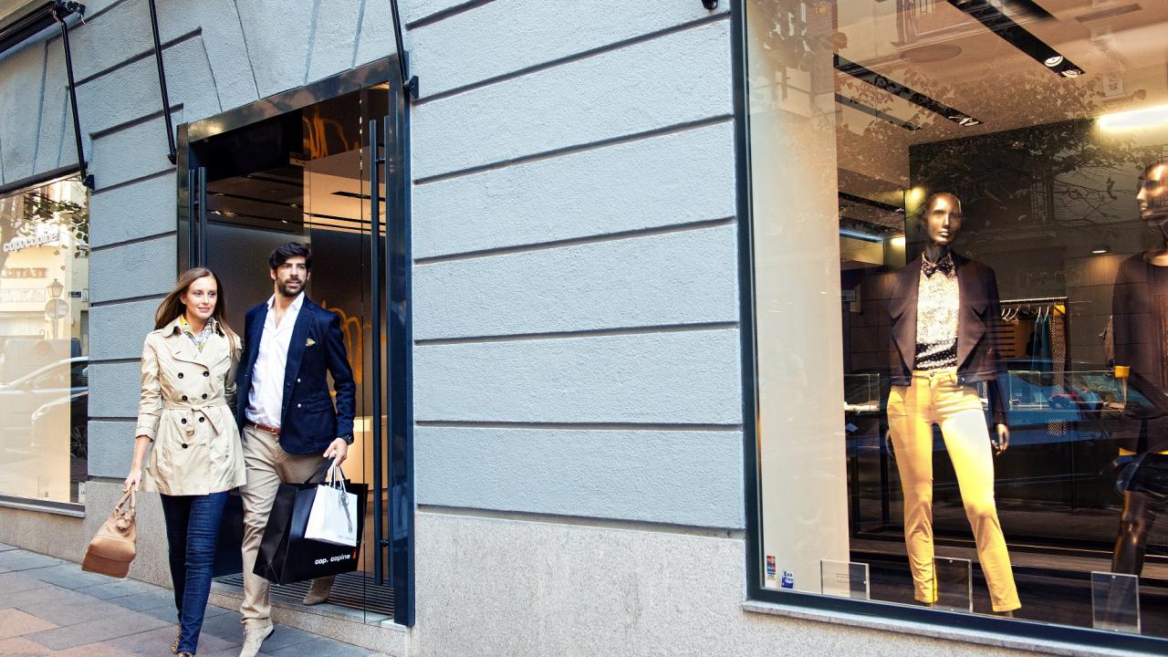 Pareja comprando en una tienda de Saleas