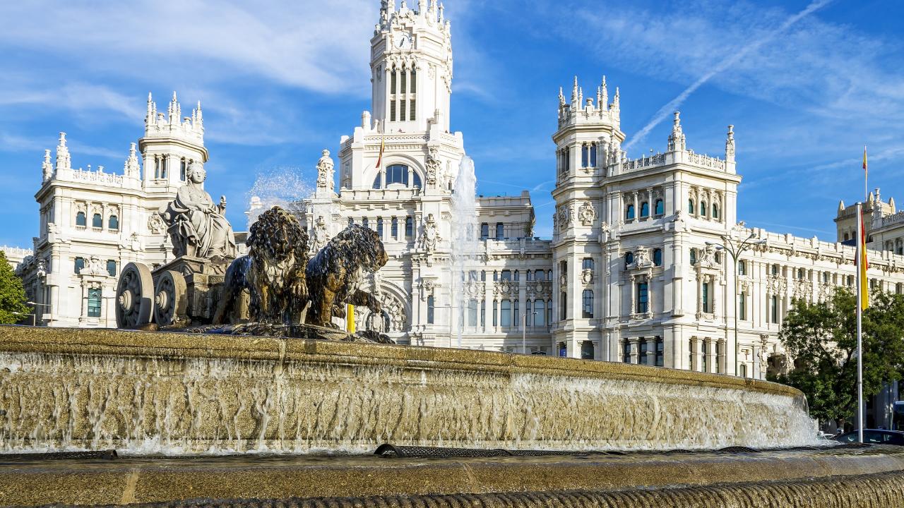 Plaza de Cibeles con la fuente homónima y la sede del Ayuntamiento de Madrid