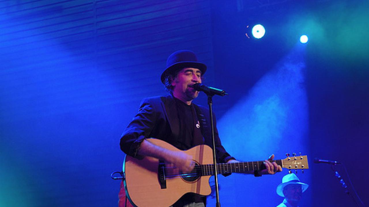 Joaquín Sabina con su guitarra en un concierto