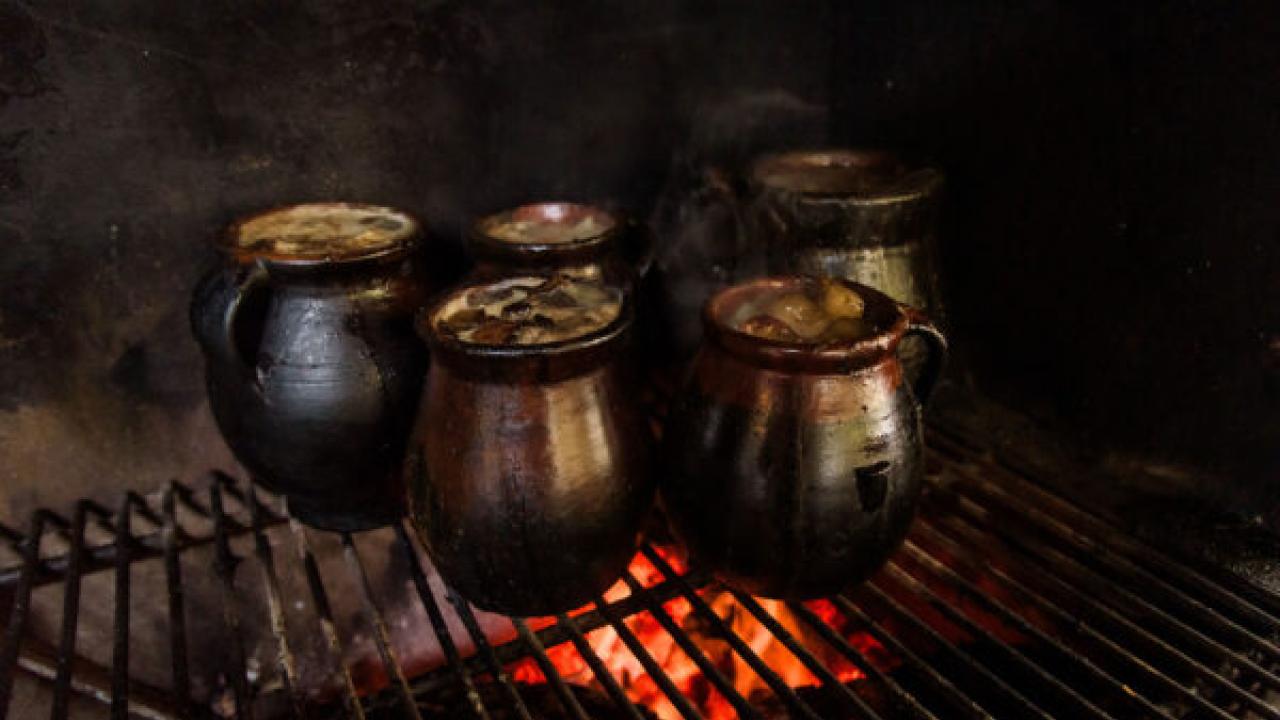 Imagen de un cocido en olla de barro en Nuevo Baztán