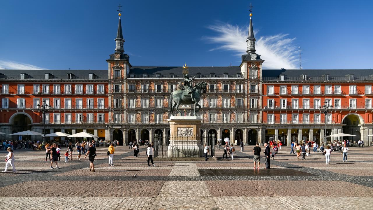 Imagen de la Plaza Mayor de Madrid con la Estatua de Felipe III y la Casa de la Panadería.