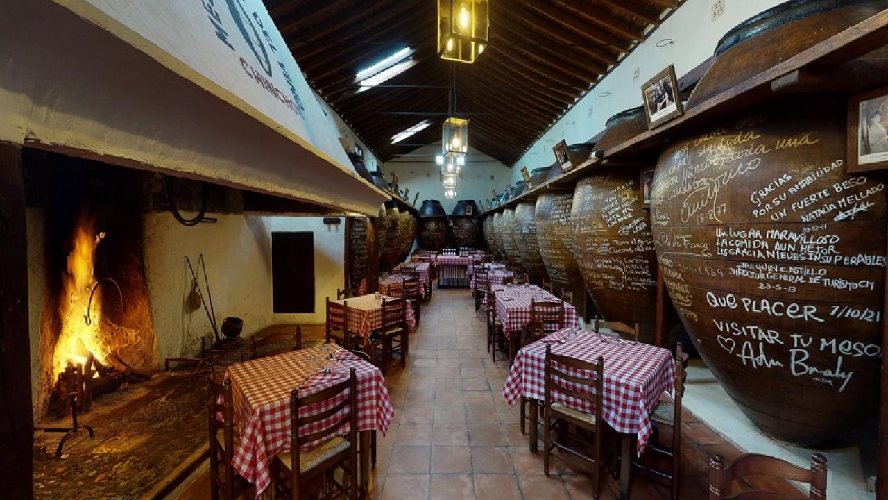 Imagen del interior del Mesón de las Cuevas del Vino