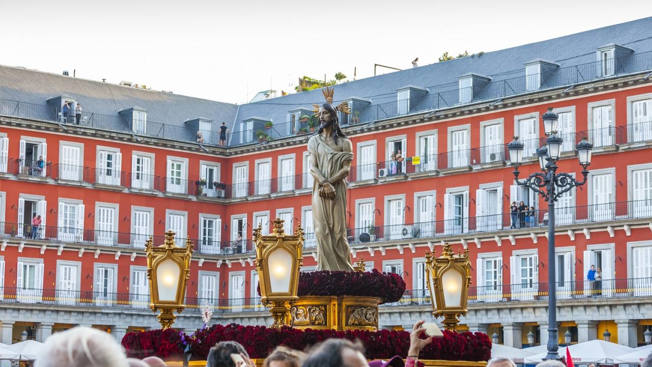 Imagen de una procesión de Semana Santa en la Plaza Mayor de Madrid