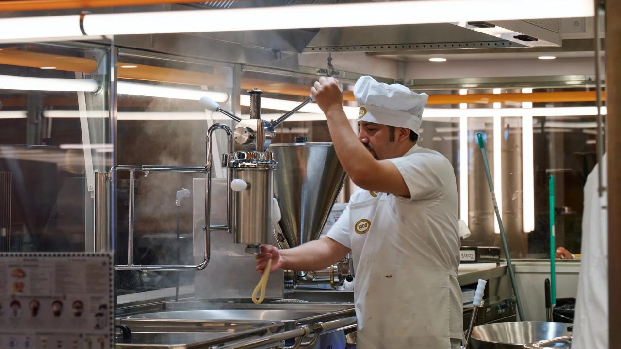 Elaboración de churros en Chocolatería 1902