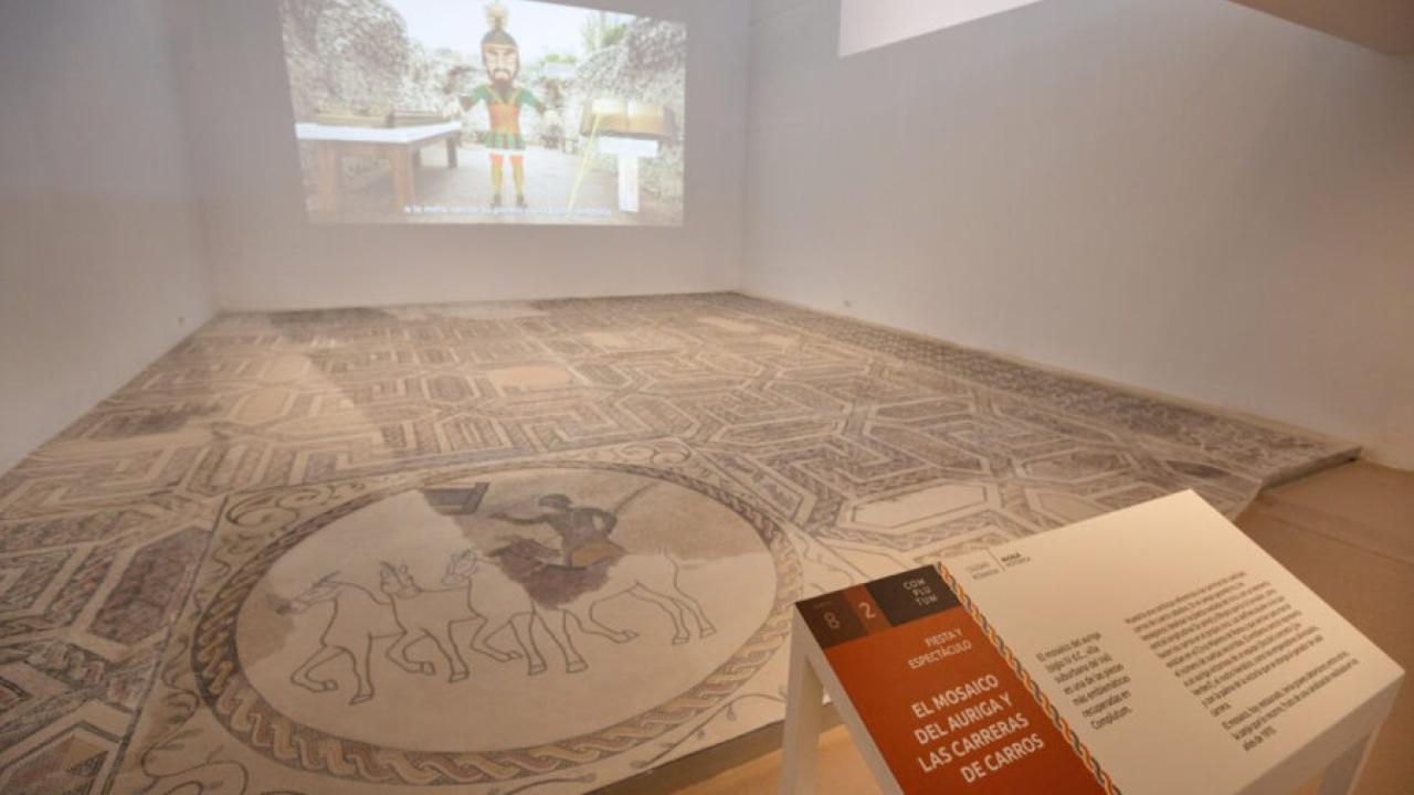Imagen de una sala con una reproducción de un mosaico del Antiquarium de Complutum
