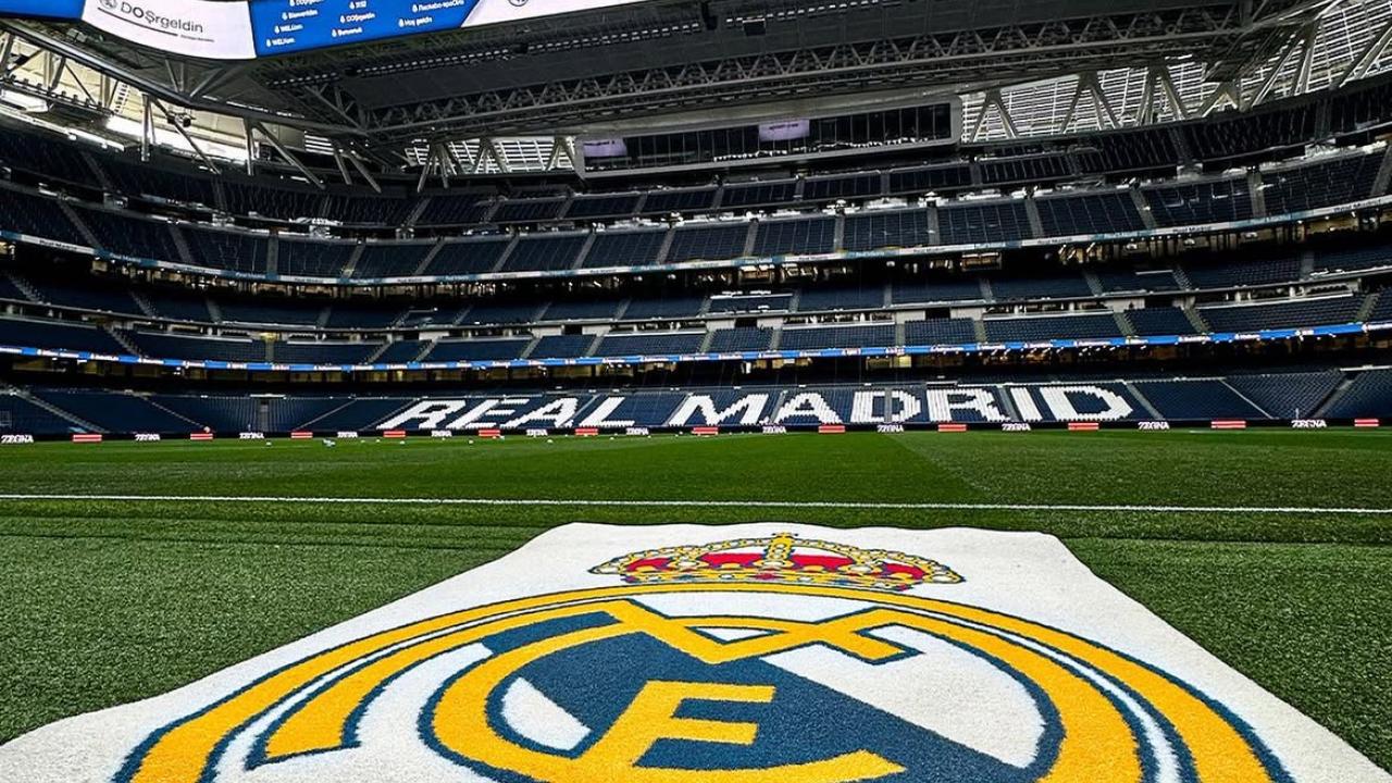 Imagen del Estadio Santiago Bernabéu desde el cesped