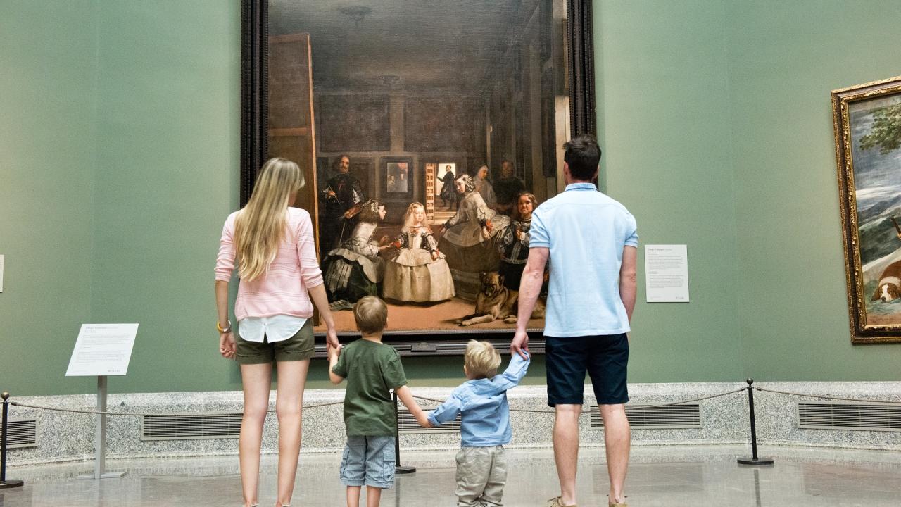 Familia frente a las Meninas de Velázquez