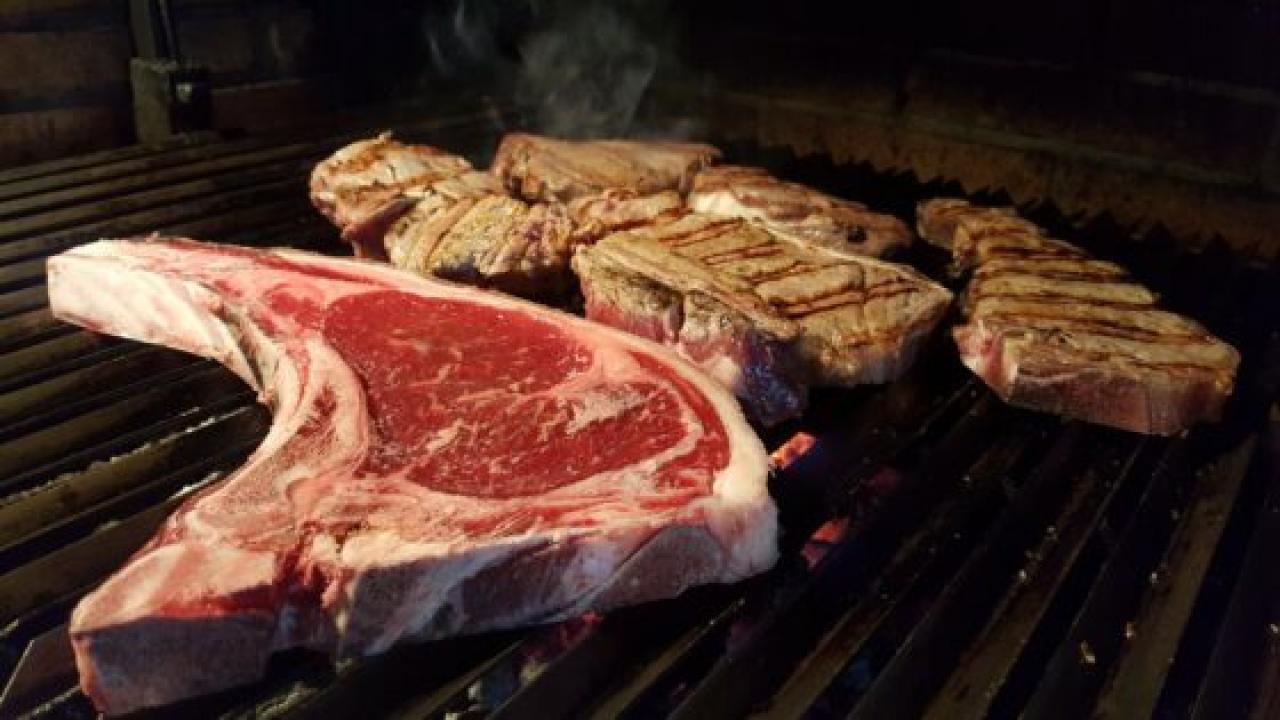 Carnes de la Sierra de Guadarrama cocinándose a la brasa