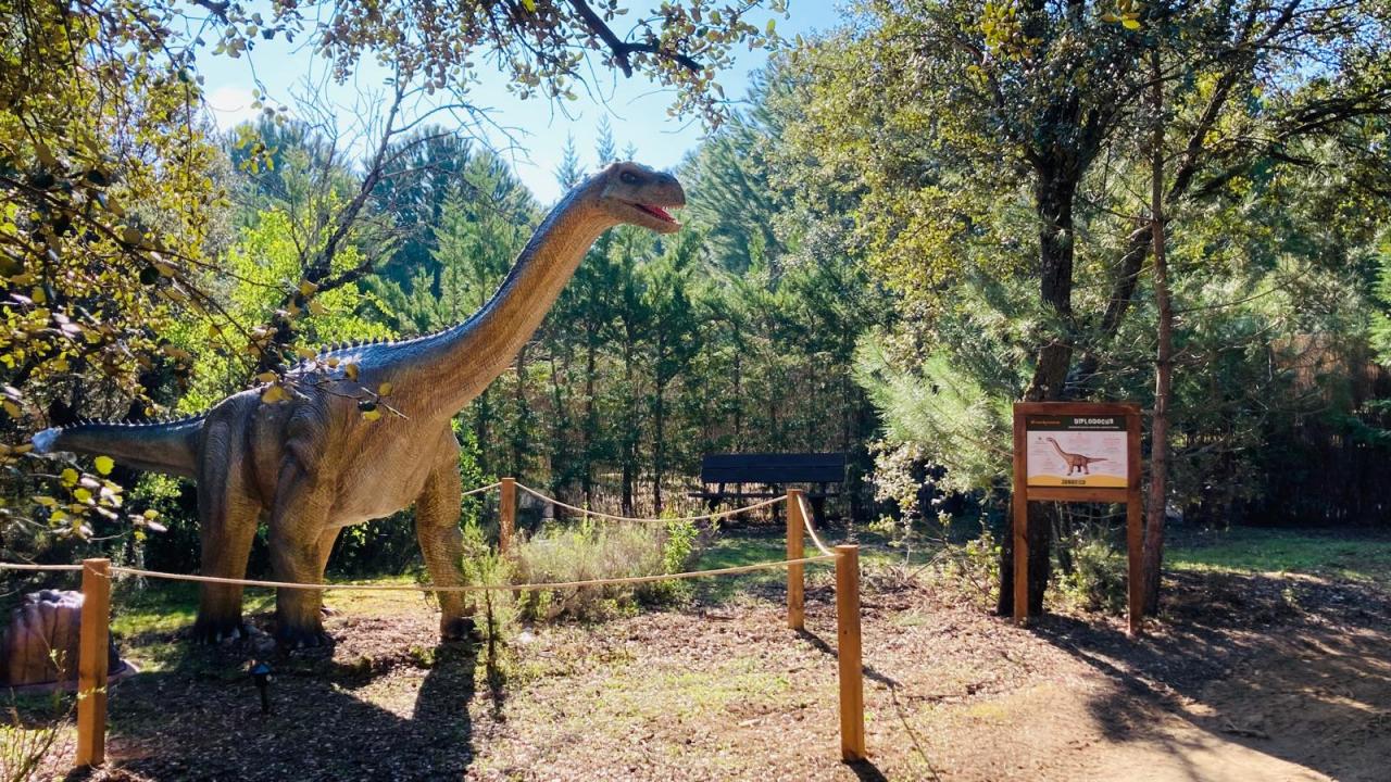 Imagen de un dinosaurio en Dinolandia del Bosque Encantado