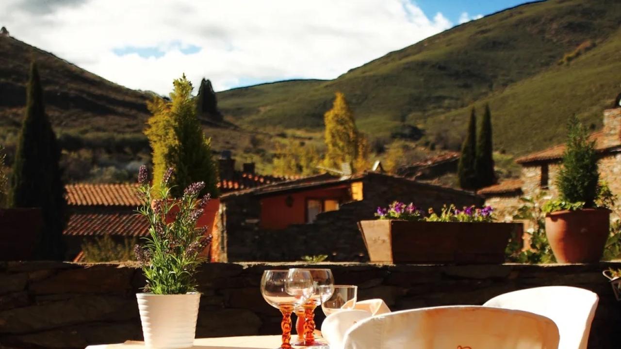 Imagen de una mesa de un restaurante de Patones de Arriba con vistas increíbles