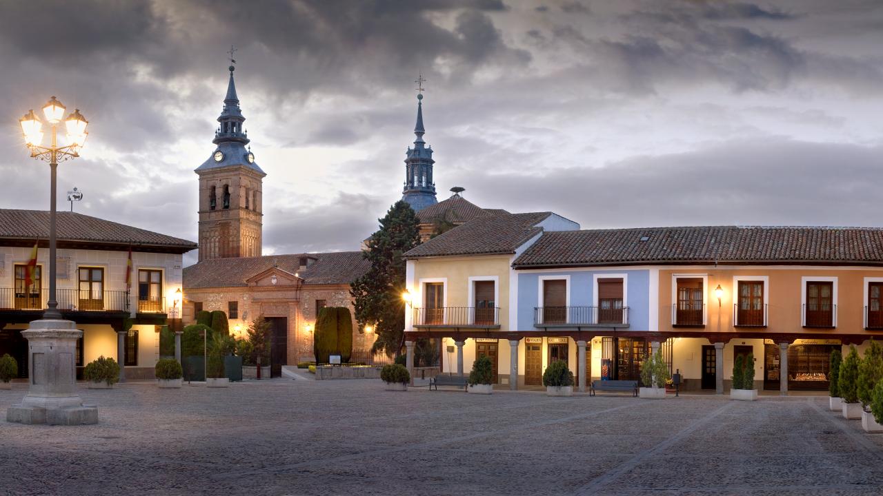 Imagen de la Plaza de Segovia de Navalcarnero al atardecer