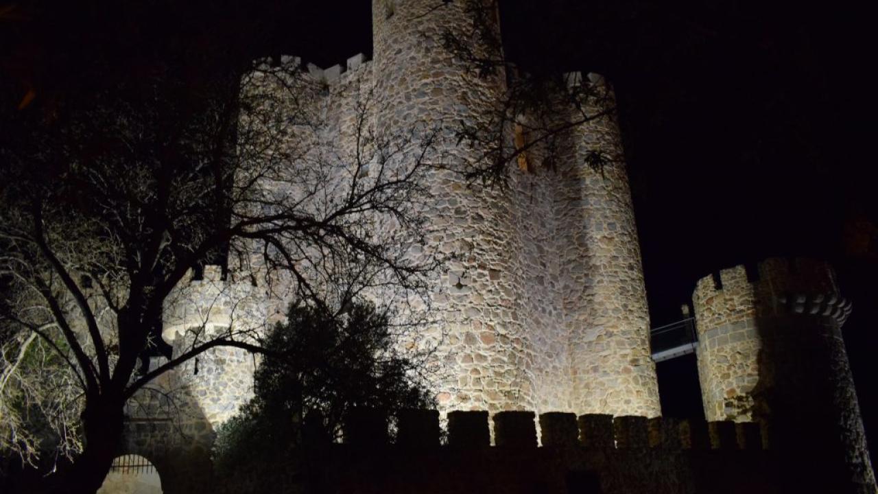 Imagen del Castillo de la Coracera iluminado durante la noche