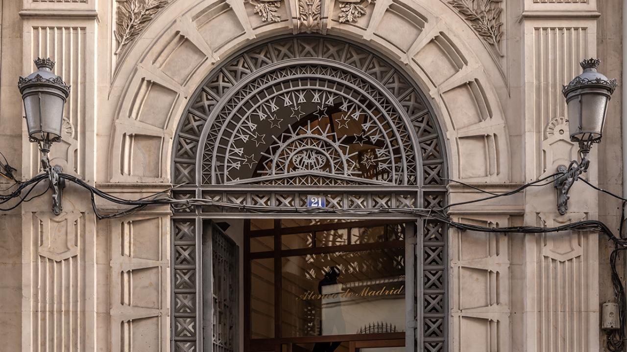Fachada del Aeneo de Madrid. Foto: Javier Sanchez / Archivo de la Dirección General de Turismo y Hostelería.