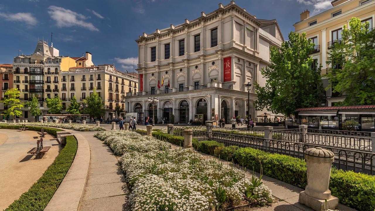 Fachada principal del tatro en la Plaza de Oriente. Foto: Javier Sánchez / Archivo de la Dirección General de Turismo y Hostelería.