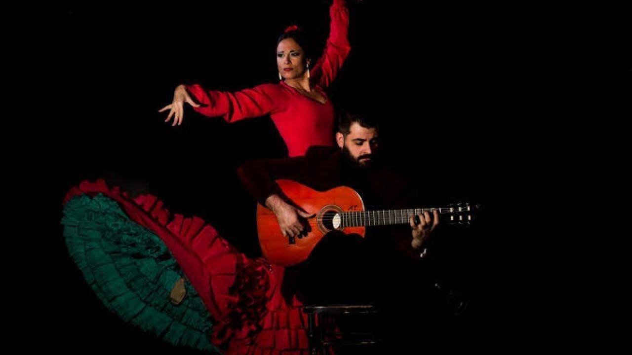 Imagen de una bailaora y un guitarra en el Tablao Flamenco Café Ziryab