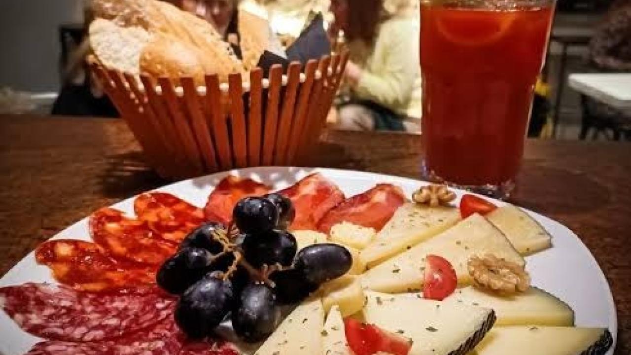Imagen de tabla de ibéricos y quesos en Café Ziryab