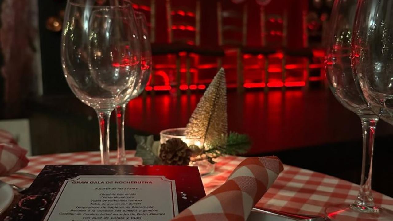Imagen de una mesa para cenar en el Tablao La Quimera