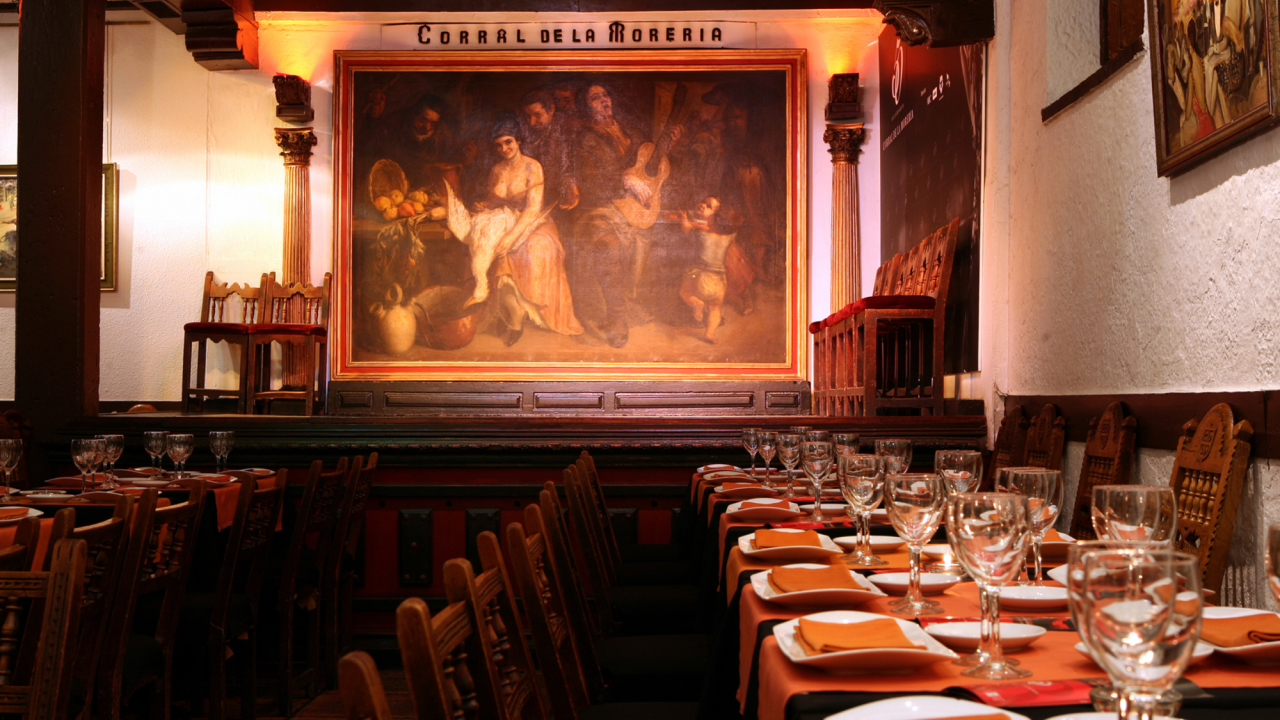 Imagen de la mesa del Corral de la Morería lista para servir
