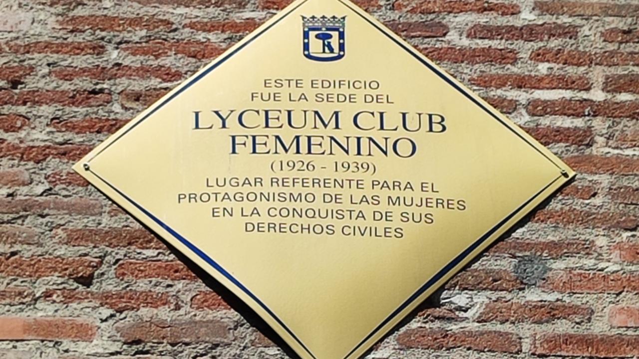 Casa de las siete chimeneas, placa conmemorativa del Lyceum Club Femenino. Foto: Mentxuwiki, CC. 