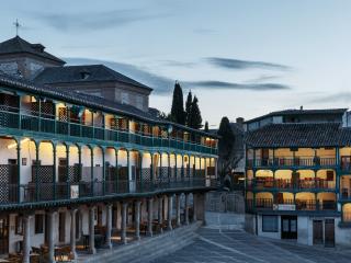 Plaza Mayor de Chinchón con las luces encendidas al atardecer