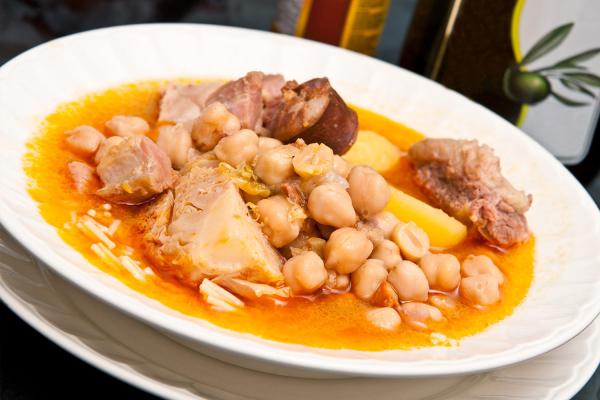 Plato de cocido madrileño