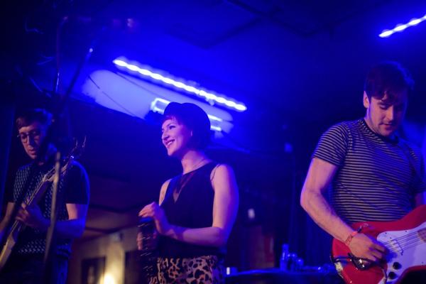 Un grupo de música de 3 personas toca en una sala madrileña