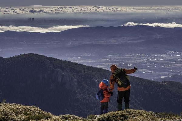 Padre e hijo mirando las magnificas vistas que ofrece la Sierra de Guadarrama