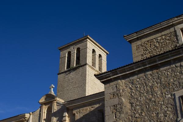Torre y entrada de la iglesia de la Asunción de Nuestra Señora en Loeches