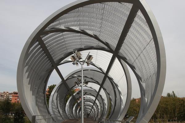 Imagen frontal del la espiral metálica del Puente de Arganzuela