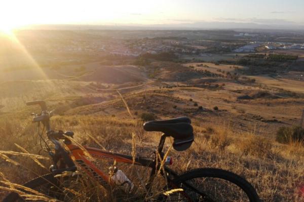 Una bicicleta y de fondo el Cerro del Rollo de Loeches
