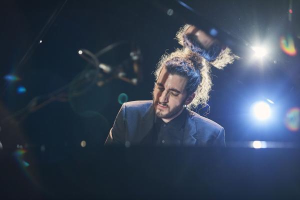 Jorge Bedoya, “Las manos, una historia frente al piano”