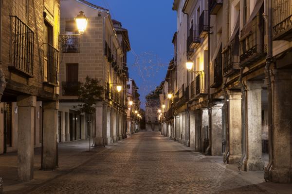 VIsta nocturna de la calle Mayor de Alcalá
