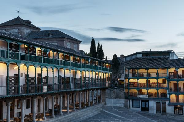 Plaza Mayor de Chinchón con las luces encendidas al atardecer