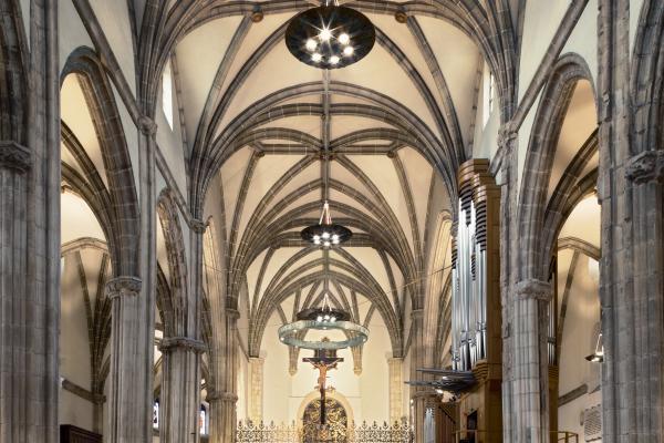 VIsta del interior de la catedral de Alcalá desde su nave central