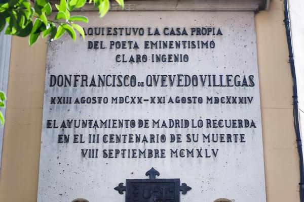 Vista de la placa conmemorativa de la antigua casa de Quevedo