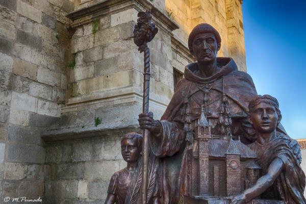 Escultura del cardenal Cisneros y los Santos Niños a la entrada de la catedral de Alcalá
