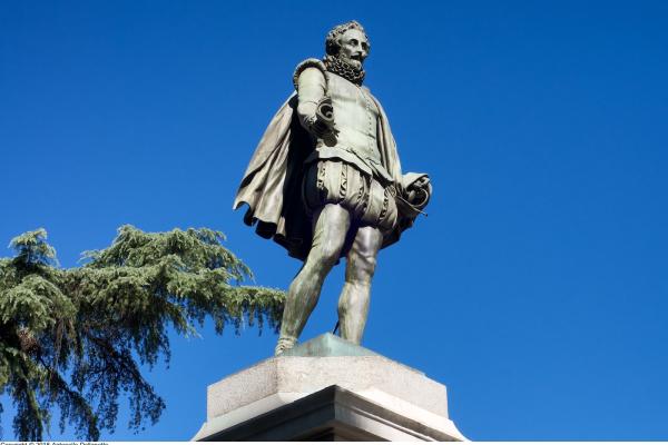 Estatua de Miguel de Cervantes en la plaza de las Cortes
