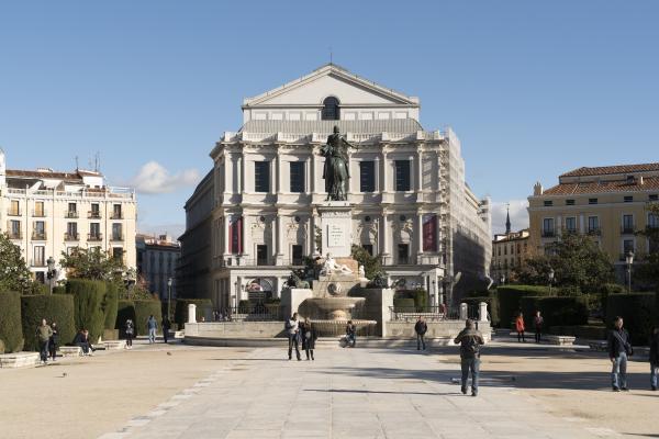 Vista del Teatro Real desde la plaza de Oriente