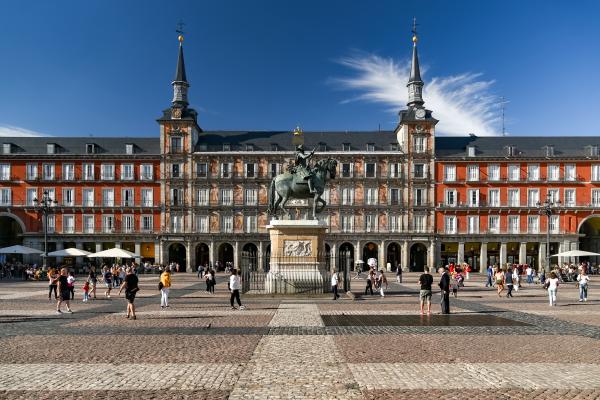 Imagen de la Plaza Mayor de Madrid con la Estatua de Felipe III y la Casa de la Panadería.