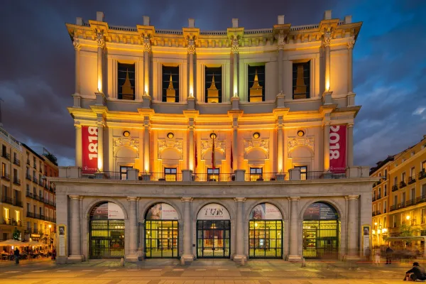 Vista nocturna de la fachada oeste del Teatro Real