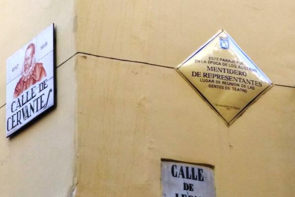 Placa del Mentidero de Representantes en la calle del León