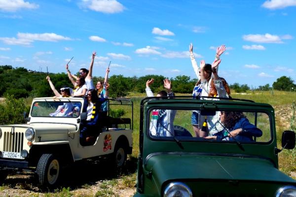 Grupo de personas disfrutando de una actividad en todoterrenos