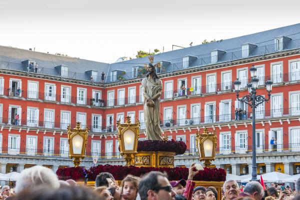 Imagen de una procesión de Semana Santa en la Plaza Mayor de Madrid